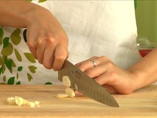How To Chop Garlic